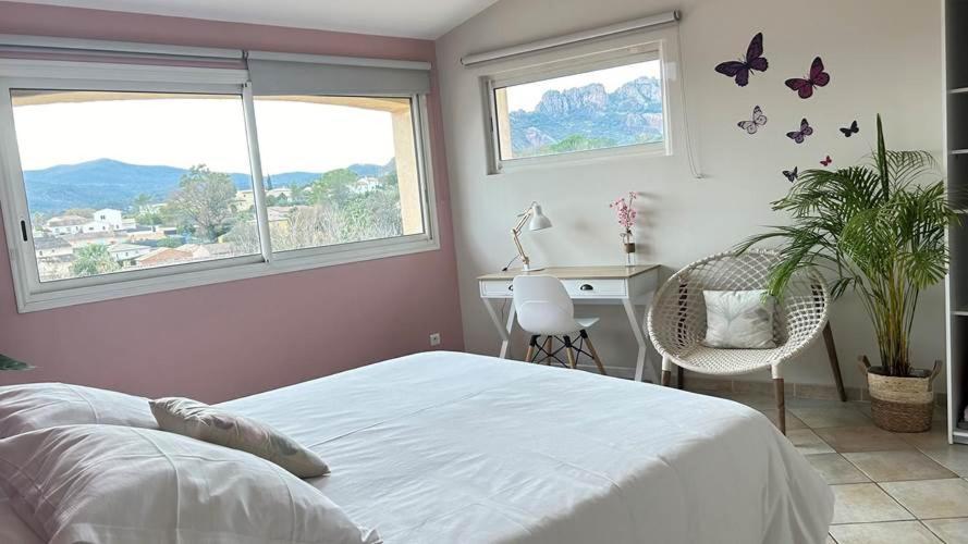 2 Hebergements - 10 Couchages - Parking, Piscine, Jacuzzi - Convivialite Roquebrune-sur-Argens Buitenkant foto