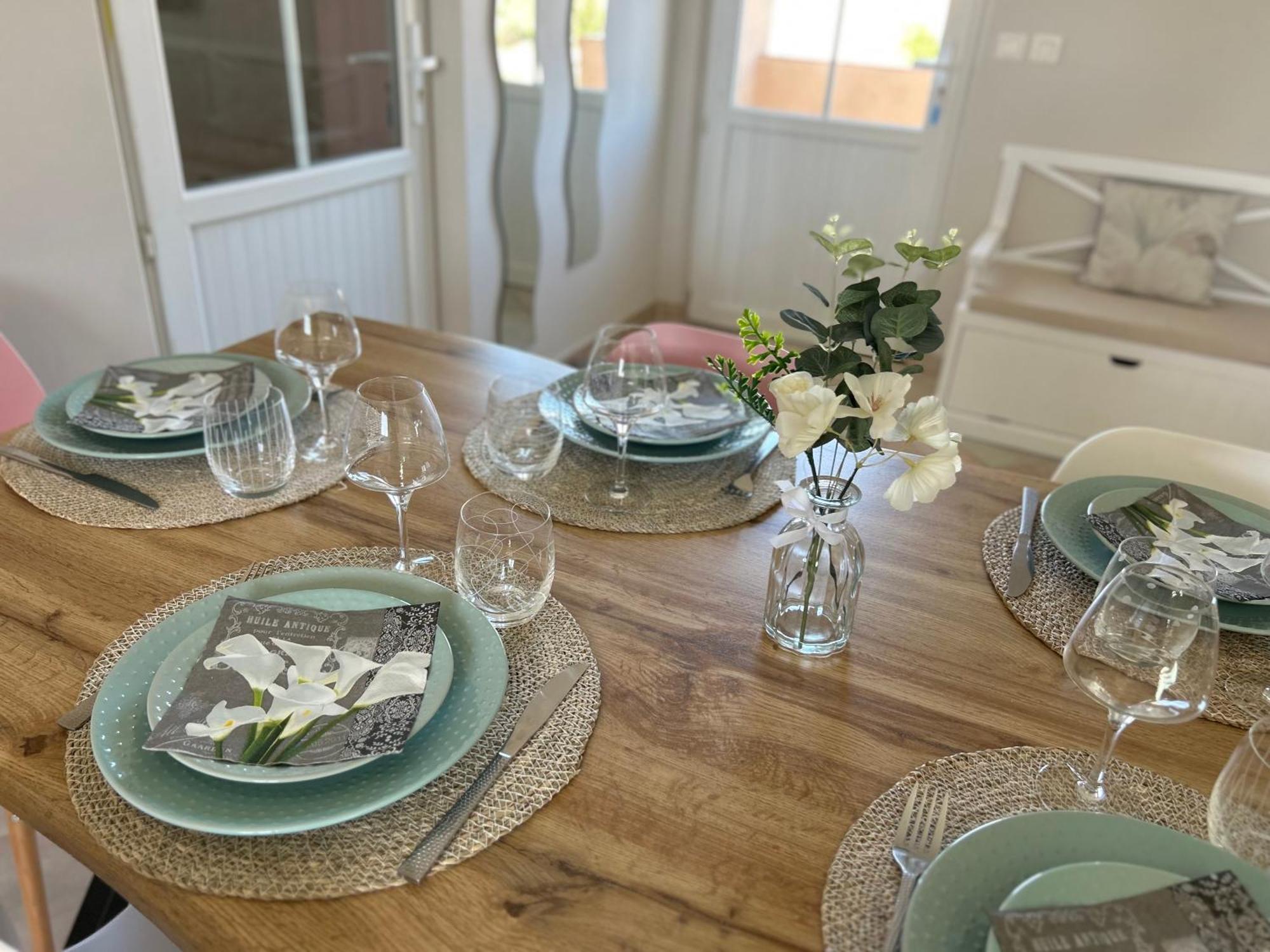 2 Hebergements - 10 Couchages - Parking, Piscine, Jacuzzi - Convivialite Roquebrune-sur-Argens Buitenkant foto