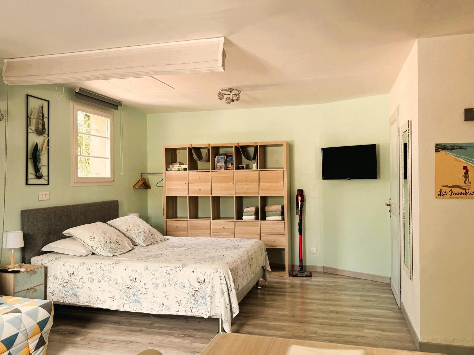 2 Hebergements - 10 Couchages - Parking, Piscine, Jacuzzi - Convivialite Roquebrune-sur-Argens Buitenkant foto