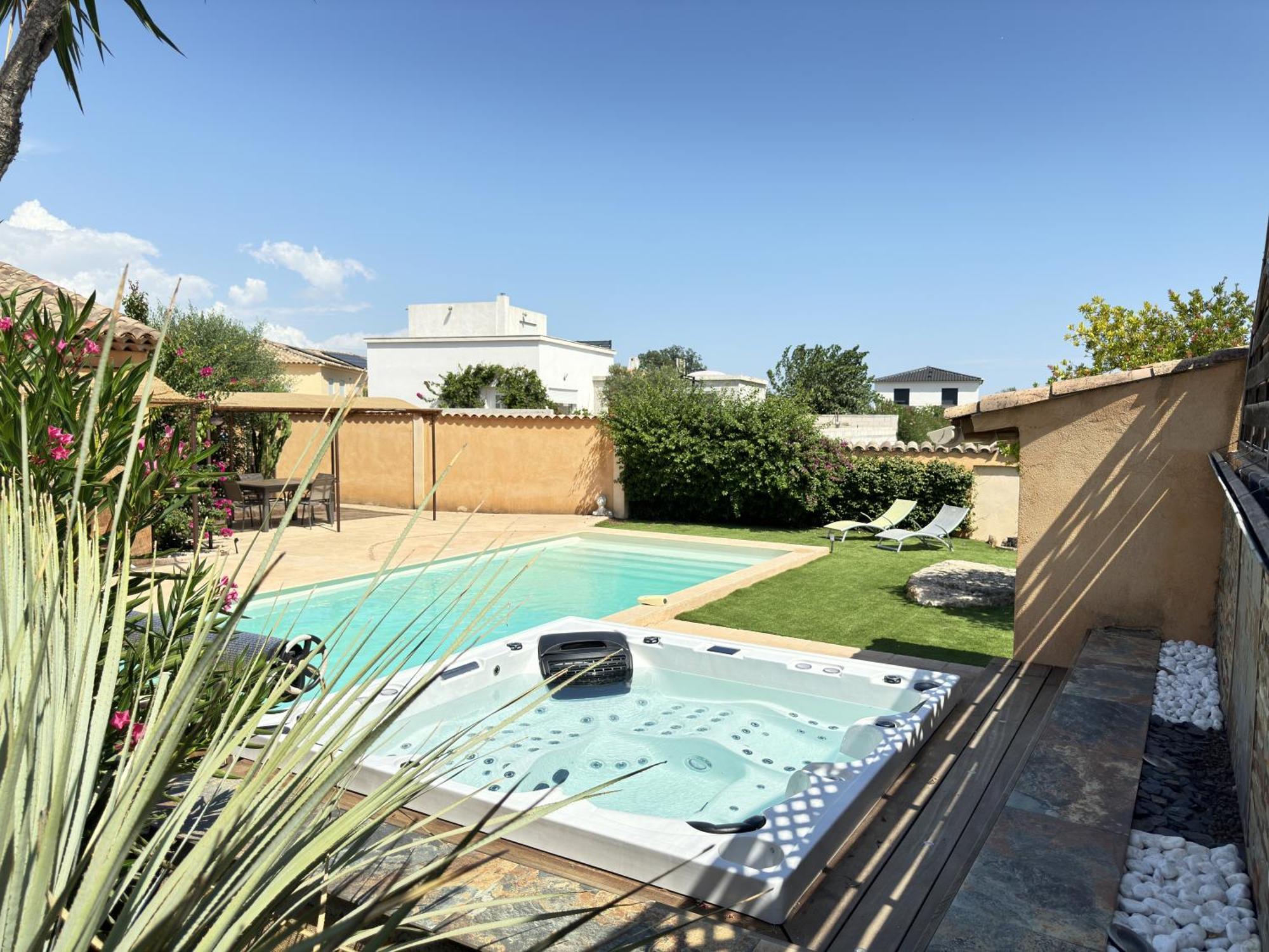 2 Hebergements - 10 Couchages - Parking, Piscine, Jacuzzi - Convivialite Roquebrune-sur-Argens Buitenkant foto